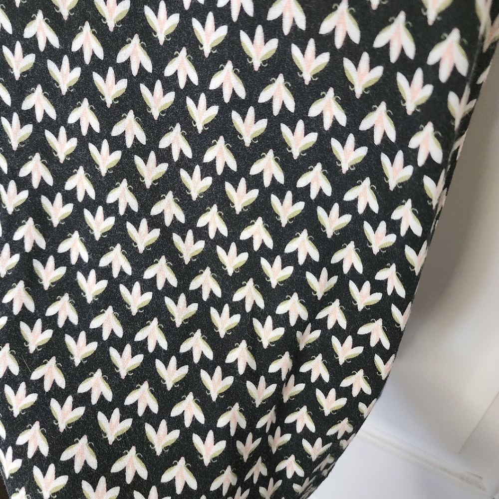 💥3/$30💥 LOFT Sleeveless Blouse - Picture 5 of 10